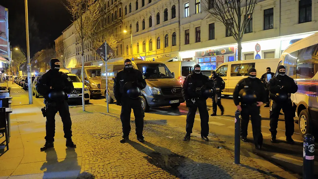 Stundenlang-durchsuchten-mehr-als-500-Einsatzkraefte-Gewerberaeume-und-Wohnungen-in-der-Eisenbahnstrasse