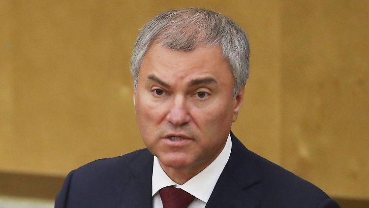 Russlands Parlamentschef Wjatscheslaw Wolodin behauptet öffentlich, westliche Geheimdienste hätten Nawalny vergiftet. 