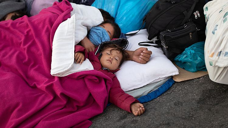 In den Tagen nach dem Feuer schliefen viele Moria-Bewohner auf der Straße - auch aus Misstrauen gegenüber dem  geschlossenen Nachfolge-Lager.