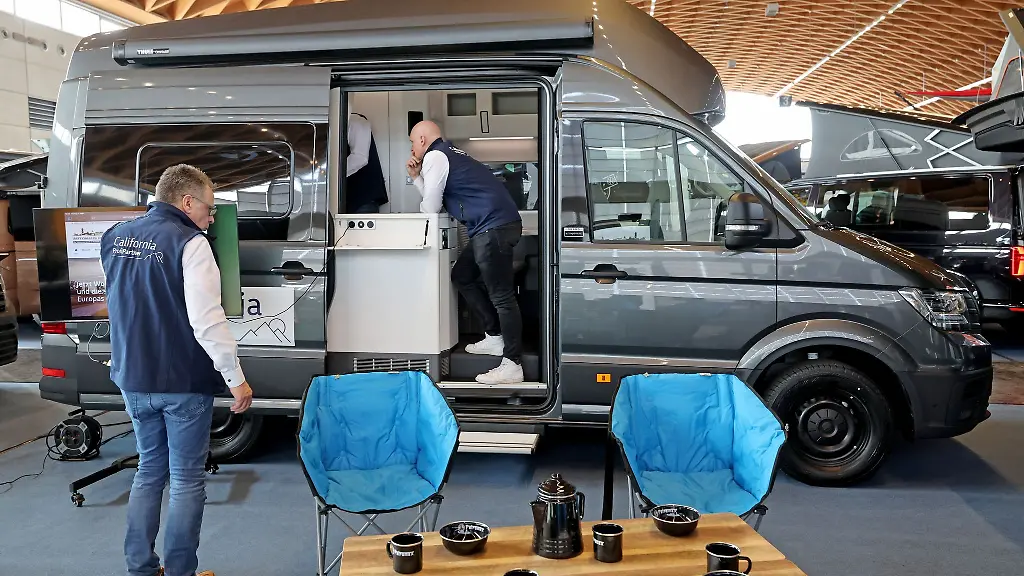 Kueche-Kuehlschrank-WC-alles-drin-im-Wohnmobil