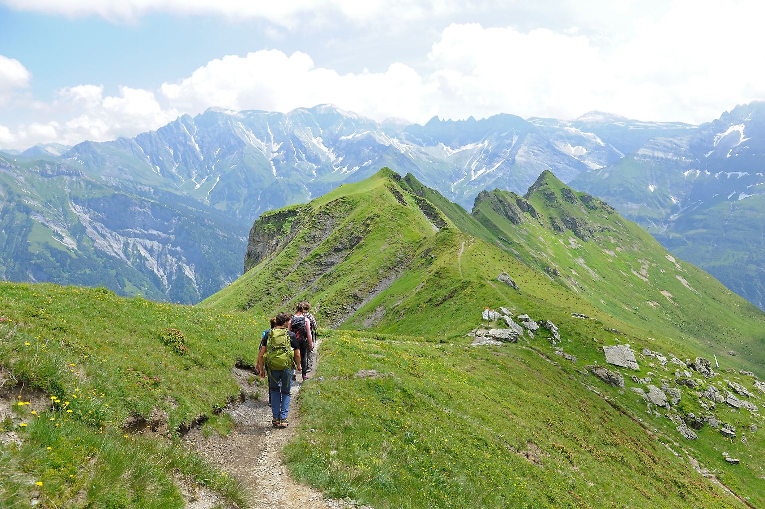 Die Kärpfwanderung in Schwanden im Kanton Glarus ist sehr beliebt bei Touristen. Sie erlaubt einen tollen Ausblick ins Tal. 
