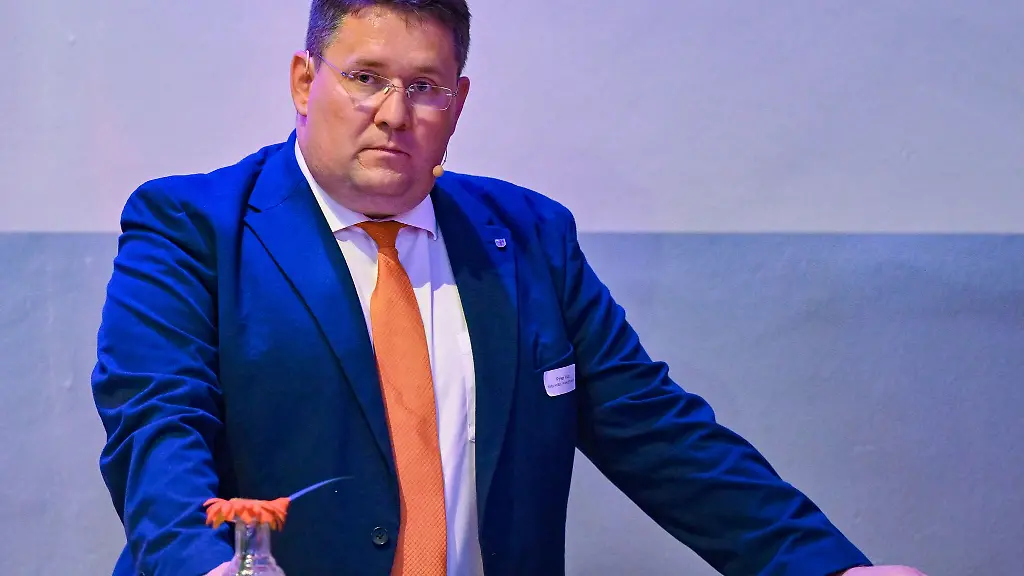 Der-Landesvorsitzende-von-BVB-Freie-Waehler-in-Brandenburg-ist-bei-einer-Versammlung-wiedergewaehlt-worden