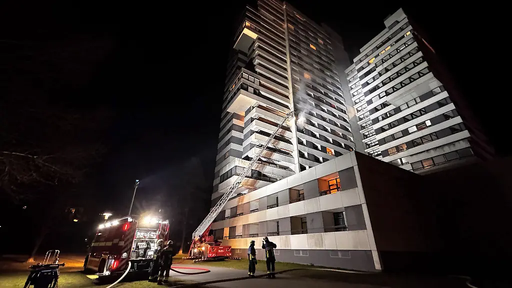 Die-Feuerwehr-loescht-einen-Brand-im-sechsten-Stockwerk-eines-Hochhauses