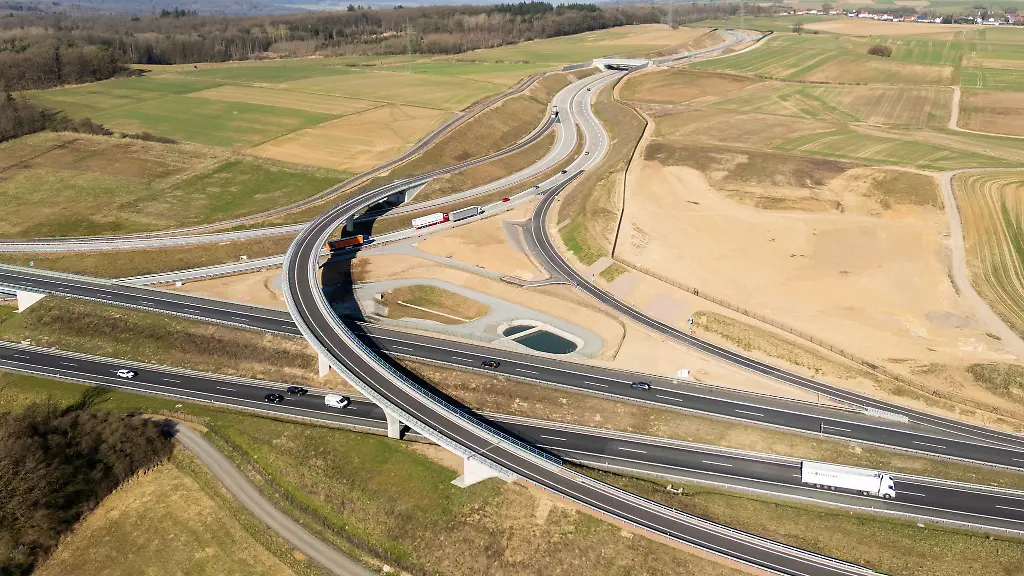 Am-Freitag-wurde-der-neue-Abschnitt-auf-der-A49-freigegeben-Der-Verkehr-laeuft-am-ersten-Wochenende-bislang-ohne-Probleme