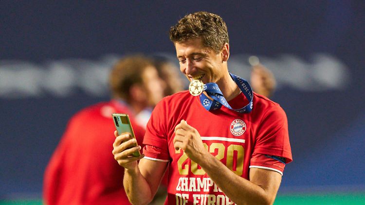 Robert Lewandowski gewann in der abgelaufenen Saison mit dem FC Bayern München das Triple. Nun gab es schlechte Nachrichten für den Polen.