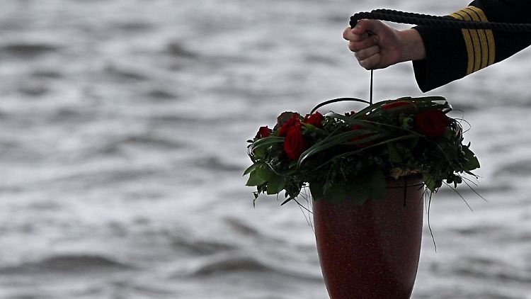 Ein Seebestatter lässt in Höhe der ostfriesischen Insel Wangerooge eine Urne aus Muschelkalk in die Nordsee hinab. 