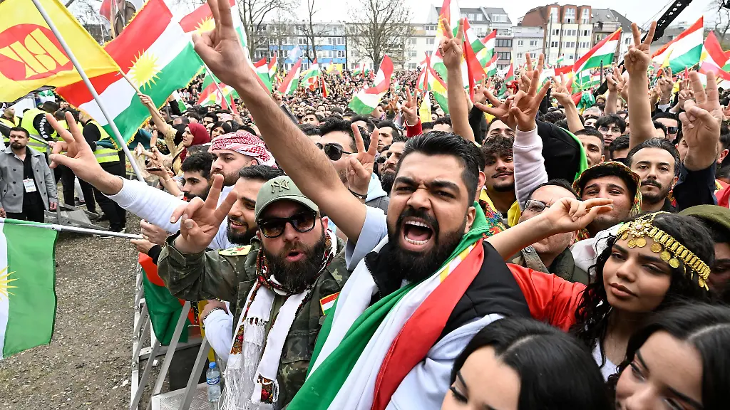 Tausende-Menschen-feiern-in-Koeln-das-kurdische-Neujahrsfest