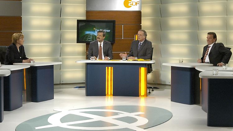 Schröder grinste, aber Merkel wurde Kanzlerin.