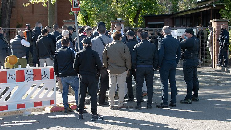 Laut Polizei lag die Besucherzahl bei der Bestattung im oberen dreistelligen Bereich.