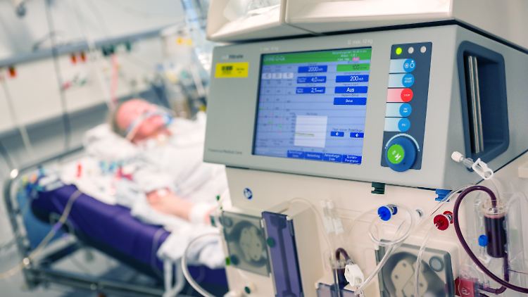 Ein Corona-Patient erhält eine Infusion mit Dexamethason. Laut Professor Suttorp mussten deutlich weniger Covid-Patienten ins Krankenhaus, wenn sie das Mittel frühzeitig erhalten hatten.