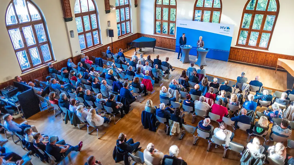 Regelmaessig-stellen-sich-Regierungsmitglieder-in-Buergerforen-Fragen-zur-Politik