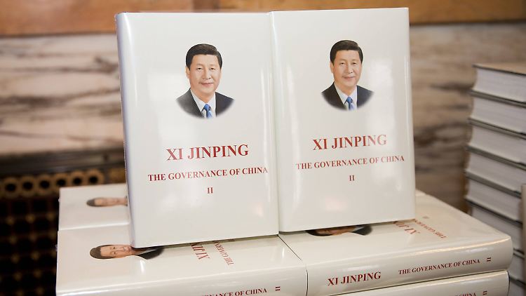 In den Bücherregalen befinden sich auch Werke des chinesischen Präsidenten  Xi Jingping.