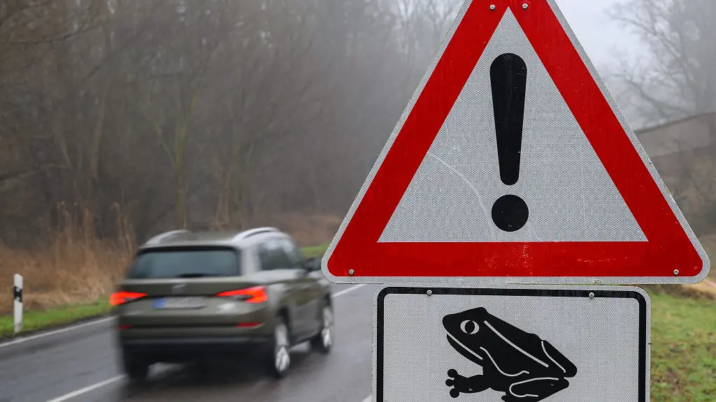 Autofahrer-sollen-achtsam-sein-und-auf-Warnschilder-achten