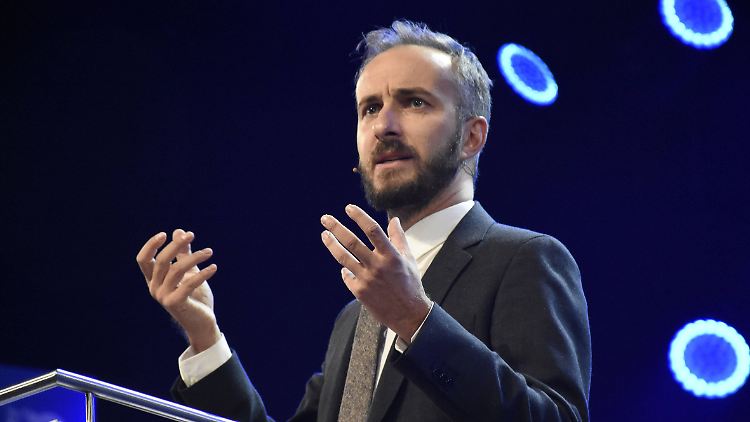 Böhmermann sang über die Corona-leugnende Oma: Sie liege "seit vorgestern im Koma."