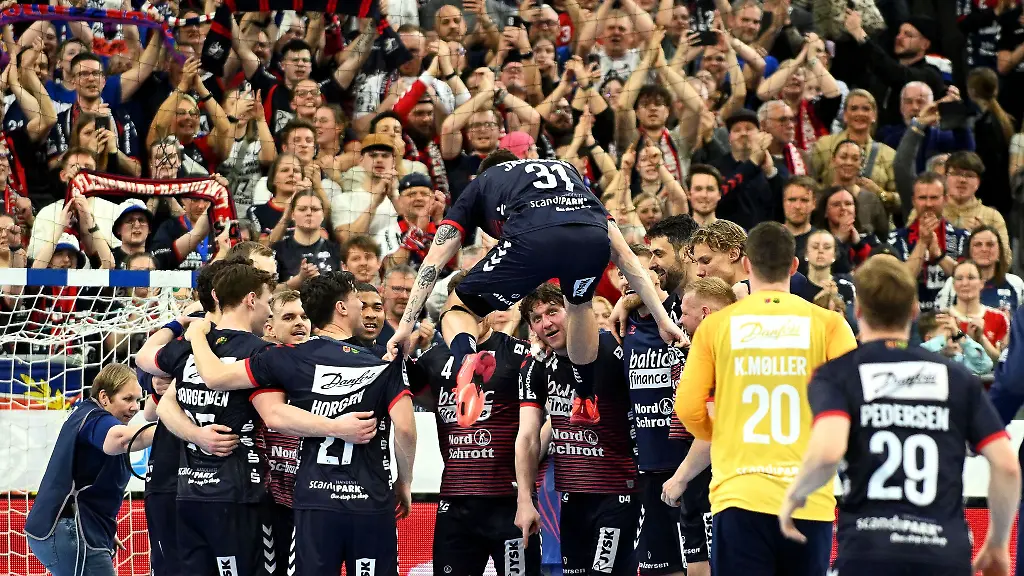 Flensburgs-Spieler-bejubeln-den-Derby-Sieg-ueber-Kiel