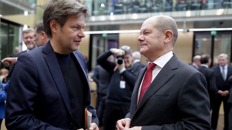 Ob Habeck gegen Scholz antritt, ist noch unklar. In den Umfragen liegt Habeck jedenfalls vor Scholz.