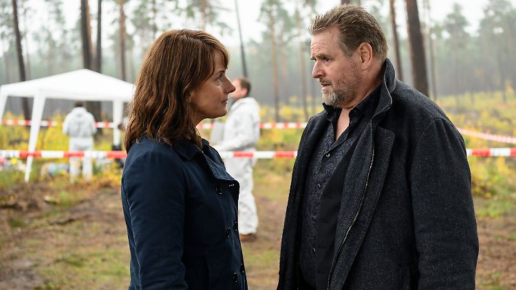 Brasch (Claudia Michaelsen) und Lemp (Felix Vörtler) am Tatort.