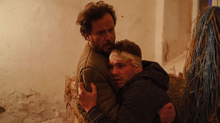 Der Vater der Ermordeten und ihr heroinabhängiger Freund bilden im Lauf des Films eine Schicksalsgemeinschaft.