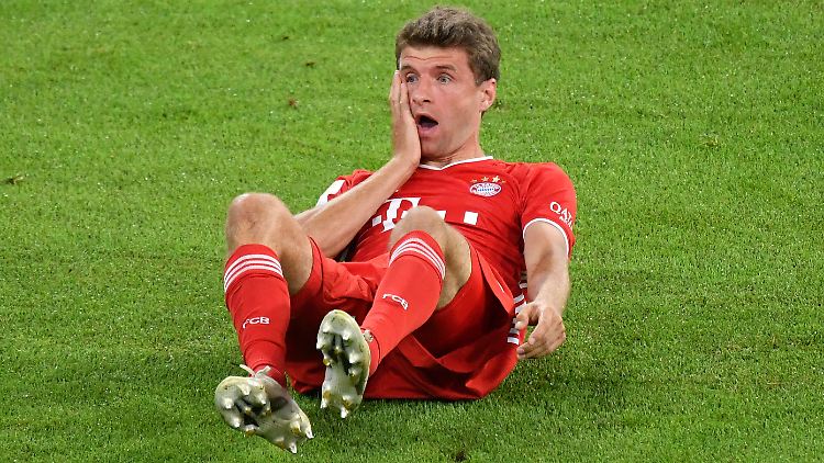 Thomas Müller wundert sich, wie einfach die Schalker es ihm machen.