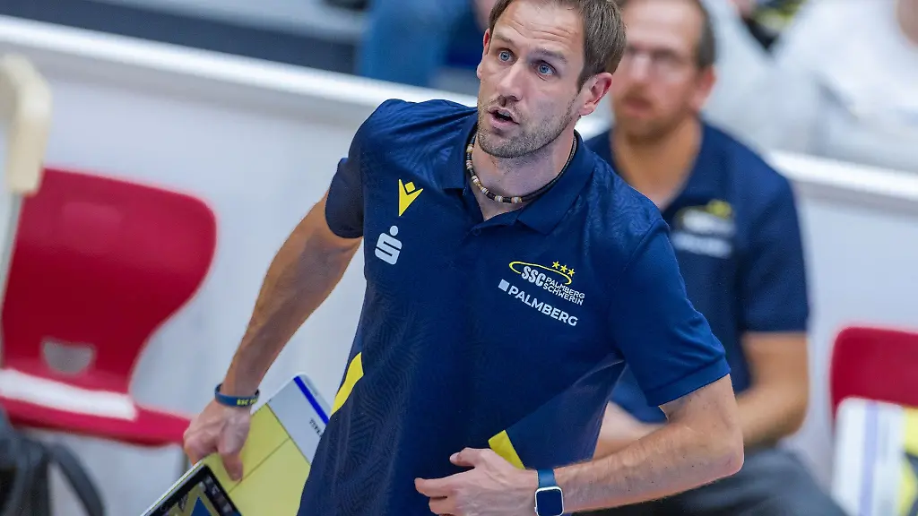 Felix-Koslowski-hat-mit-den-Schweriner-Volleyballerinnen-einen-Sieg-zum-Play-off-Start-gefeiert
