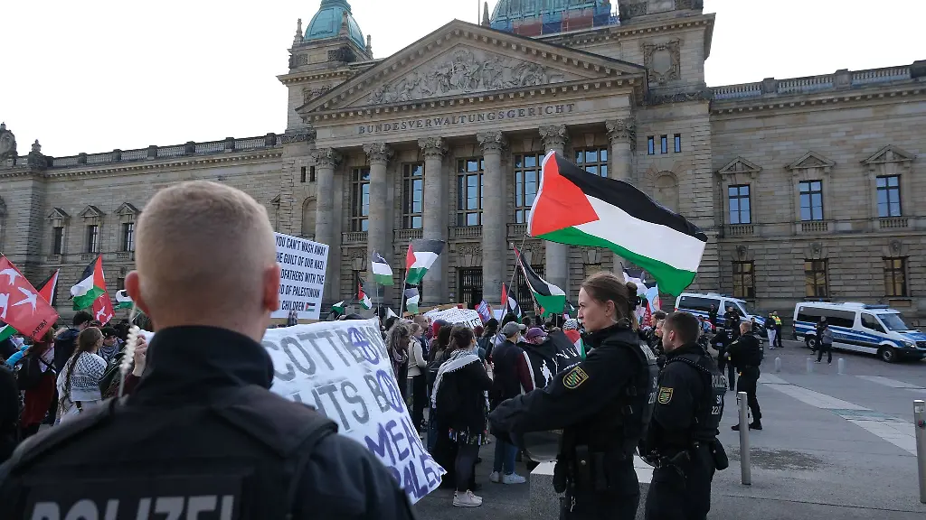 Die-Demonstration-unter-dem-Motto-Don-t-Support-Apartheid-zog-am-Bundesverwaltungsgericht-vorbei