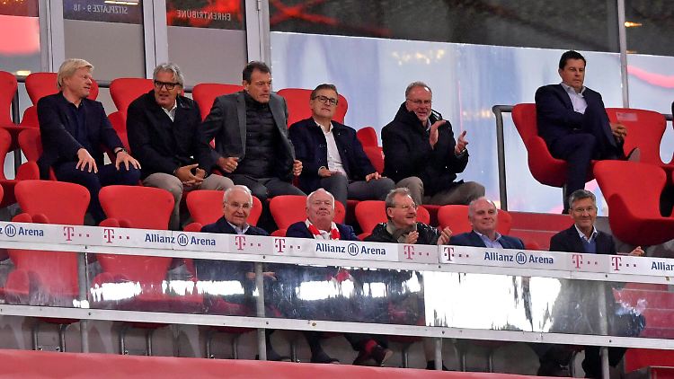 Bayern-Vorstand Kahn und seine Nebensitzer missachteten beim Spiel gegen Schalke das Abstandsgebot.