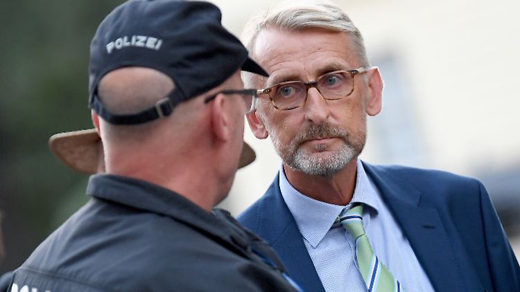 Armin Schuster ist  ehemaliger Bundespolizist.