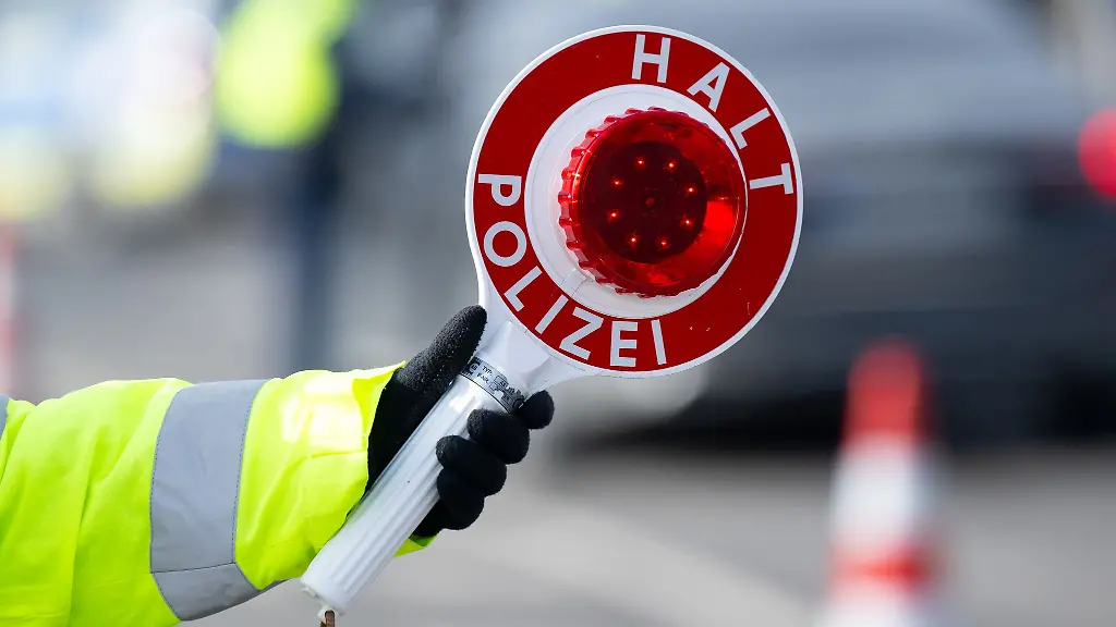 Die-Polizisten-hielten-den-Angaben-zufolge-das-verdaechtige-Auto-am-Freitagnachmittag-an