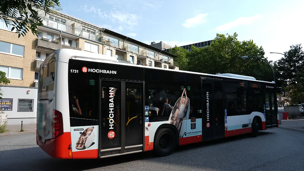 Ein-Busfahrer-in-Hamburg-musste-am-Samstagmorgen-so-stark-bremsen-dass-mehrere-Fahrgaeste-stuerzten-und-verletzt-wurden