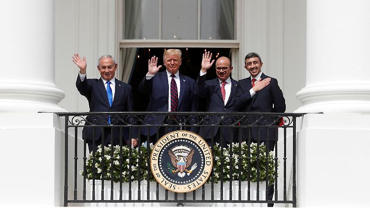 Israels Regierungschef Netanjahu, US-Präsident Trump, Bahrains Außenminister Al Zajani und sein Kollege aus den Vereinigten Emiraten, Bin Zayed, auf dem Balkon des Weißen Hauses.