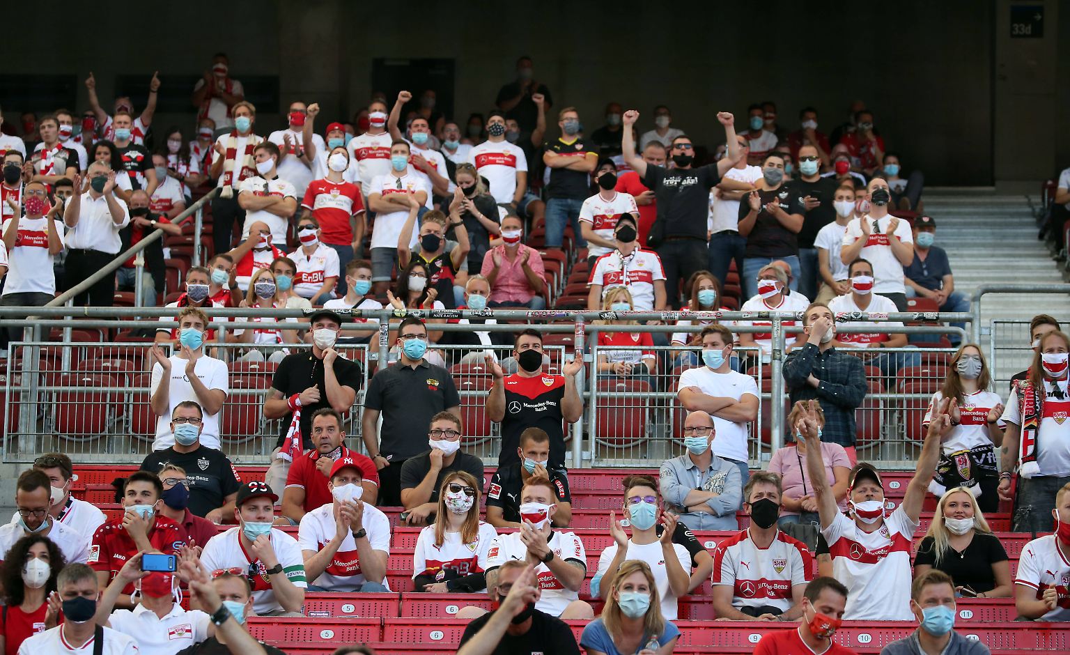 In Stuttgart trieben die Fans den VfB zur Aufholjagd, …