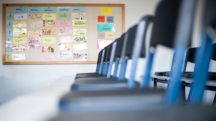 In insgesamt vier Schulen in NRW sitzt aktuell niemand auf den Stühlen.