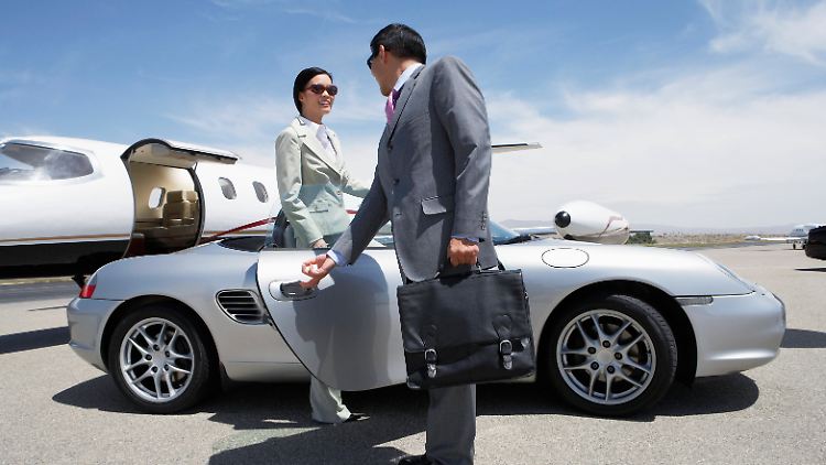 Mit dem Sportwagen zum Privatjet: Superreiche schaden dem Klima extrem.