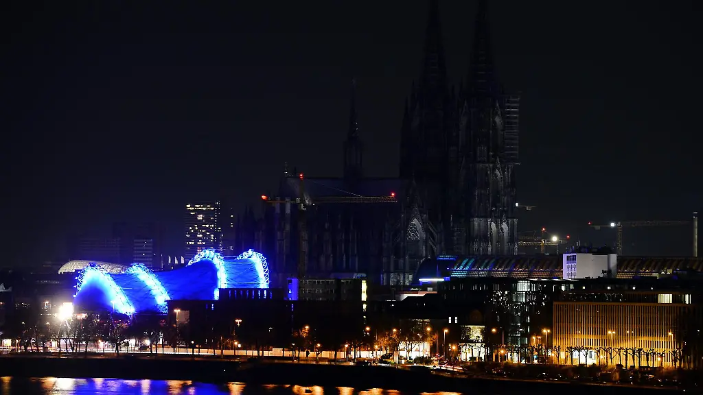 Fuer-eine-Stunde-bleiben-am-Samstagabend-im-Rahmen-der-Earth-Hour-Denkmaeler-und-Bauwerke-im-Dunkeln-In-NRW-wird-so-wieder-am-Koelner-Dom-die-Aussenbeleuchtung-ausgeschaltet