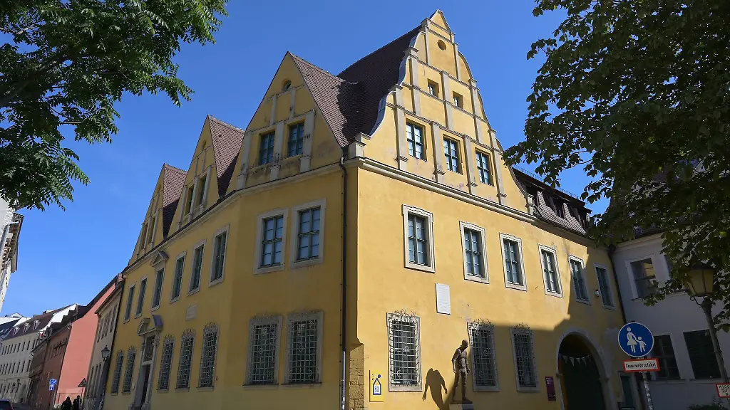 Bis-30-Mai-praesentiert-das-Stadtmuseum-Halle-die-Ausstellung-Still-Stehen-Seeleute-und-Gefluechtete-in-der-Pandemie-die-mit-einem-besonderen-Erfahrungsraum-aufwartet