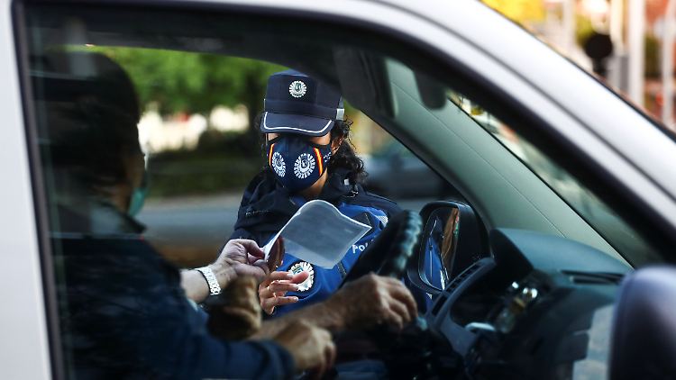 Die Polizei macht Kontrollen. Mehrere Viertel Madrids sind abgeriegelt. Zudem gelten darüber hinaus verschärfte Kontaktbeschränkungen.