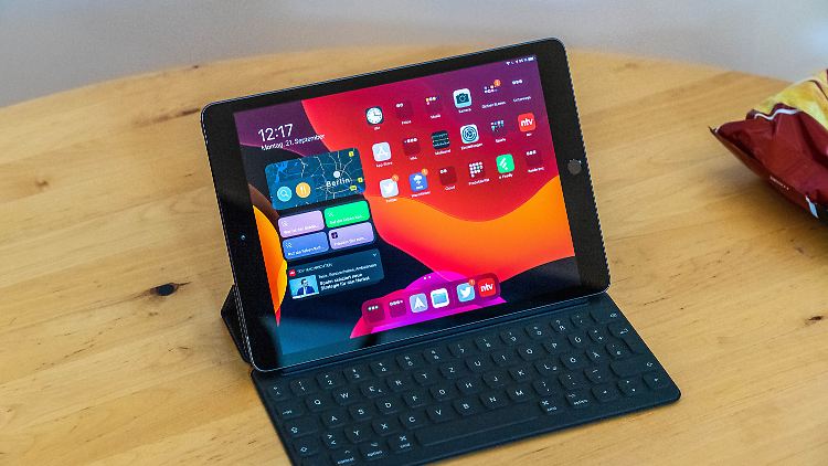 Tablet günstig, Zubehör teuer: Das iPad 8 mit Smart Keyboard, für das nochmal fast 175 Euro extra fällig sind.