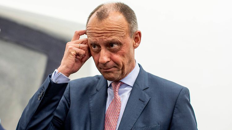 "Wir müssen ein bisschen aufpassen, dass wir uns nicht alle daran gewöhnen, dass wir ohne Arbeit leben können", sagte Merz.