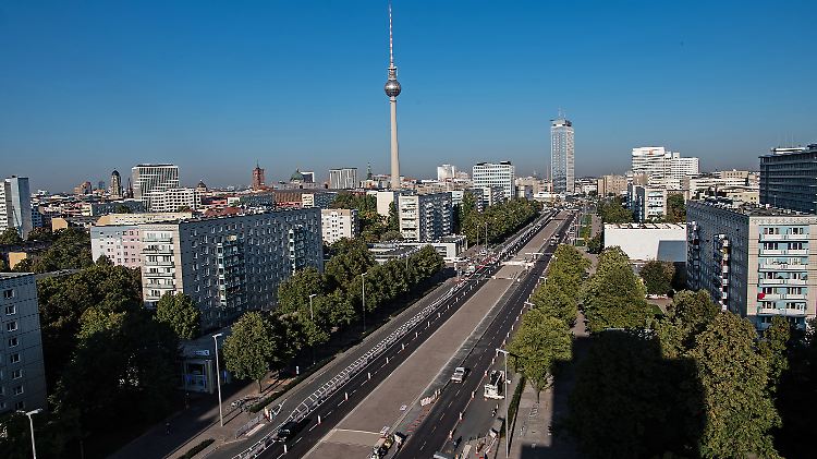 Blick über Teile Friedrichshains Richtung Mitte: Im mit Kreuzberg vereinten Bezirk leben gut 14.200 Menschen je Quadratkilometer.