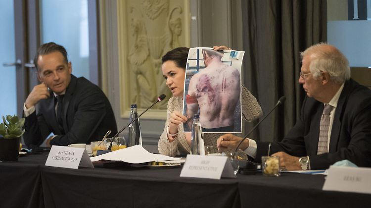 Swetlana Tichanowskaja präsentierte den anwesenden Ministern das Foto eines schwer misshandelten Mannes.