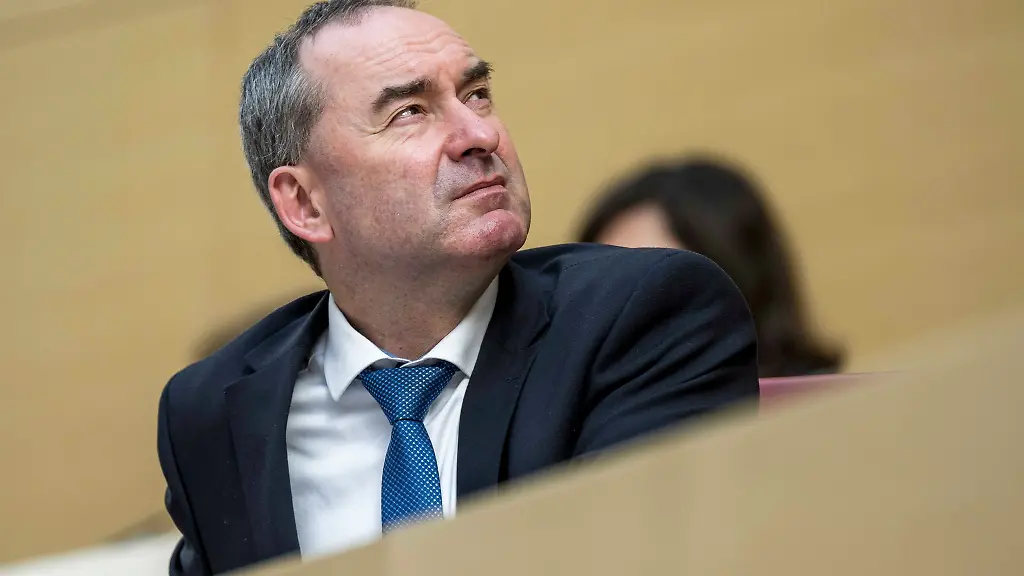 Freie-Waehler-Chef-Hubert-Aiwanger-sieht-sich-harscher-Kritik-des-Koalitionspartners-CSU-ausgesetzt