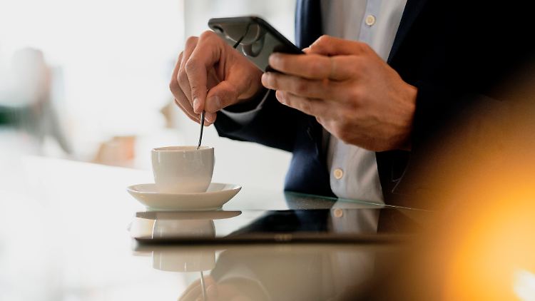 Drei Euro für den Cappuccino ist für viele Deutsche drin - für die Mobilfunkverbindung dagegen nur 50 Cent pro Tag.