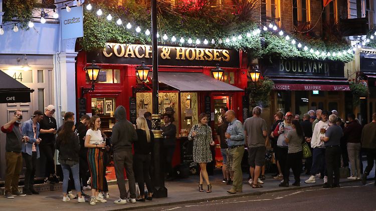 Gäste stehen vor dem Coach and Horses Pub in der Wellington Street in London.