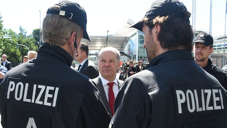 Scholz im Gespräch mit Polizisten (Archivbild).
