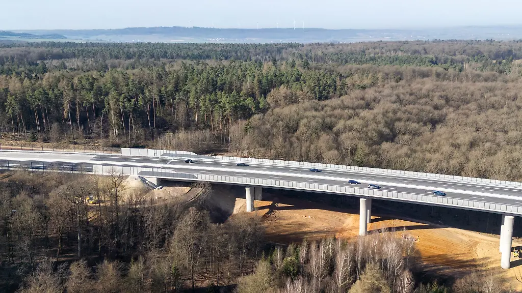 Kurz-nach-Eroeffnung-des-letzten-Teilstuecks-der-Autobahn-49-haben-Autobahngegner-mit-einer-Abseil-Aktion-auf-dem-frisch-eroeffneten-Teilstueck-im-Dannenroeder-Forst-fuer-eine-Sperrung-gesorgt