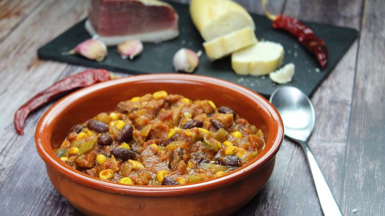 Der Speck bringt Geschmack ans Chili con Carne.
