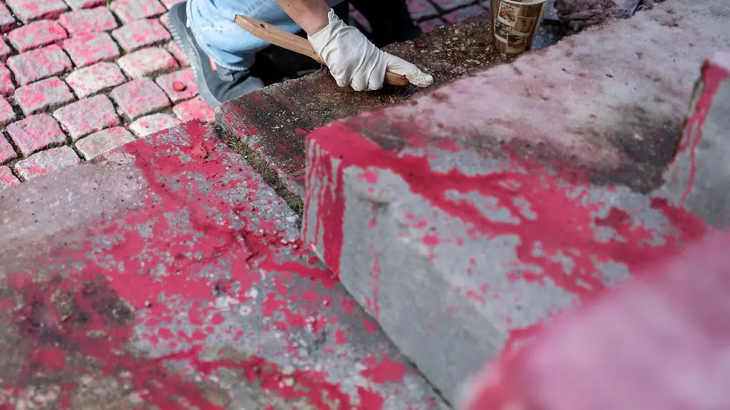 Am-Freitag-wurde-die-Farbe-von-den-Treppenstufen-der-Muenchner-Propylaeen-beseitigt