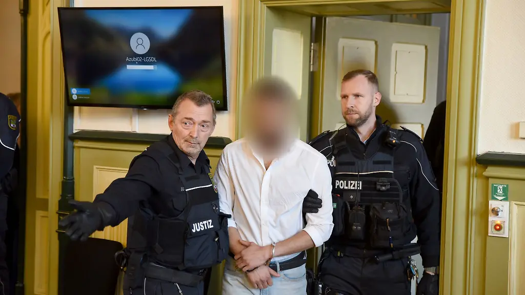 Der-Hauptangeklagte-im-Prozess-um-den-Tod-eines-Syrers-in-Burg-Jerichower-Land-wird-in-den-Gerichtssaal-gefuehrt