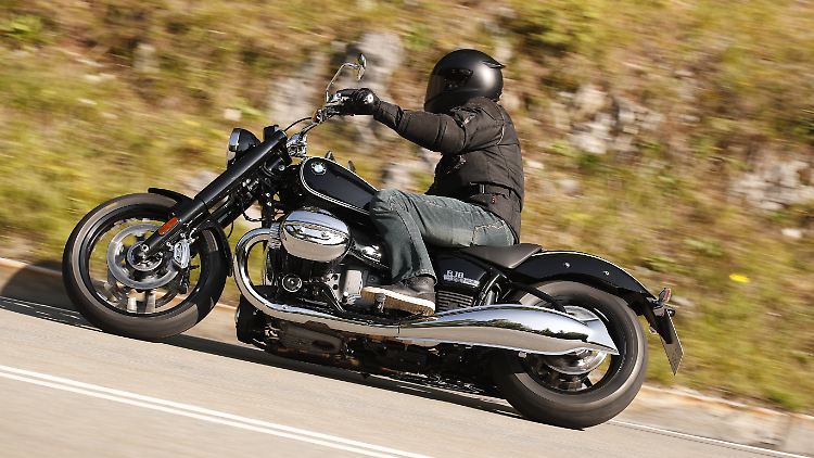 Auch mit maximal 30 Grad Schräglagenfreiheit kann man mit der BMW R 18 fein ums Eck streichen.