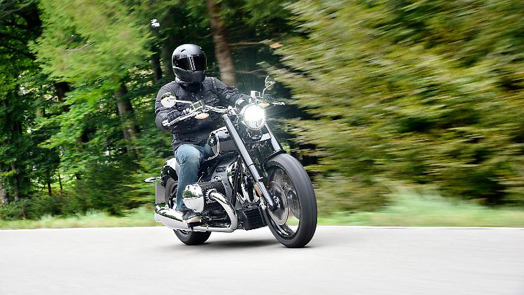 Zwischen sanftem Cruisen und ganz langen Armen bietet die BMW R 18 die ganze Bandbreite des Motorradfahrens.